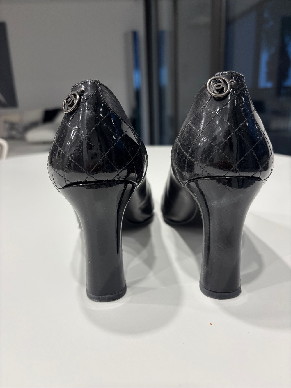 Vintage Chanel pumps Black leather/patent leather. Chanel logo on back of shoe. - Picture 9 of 10